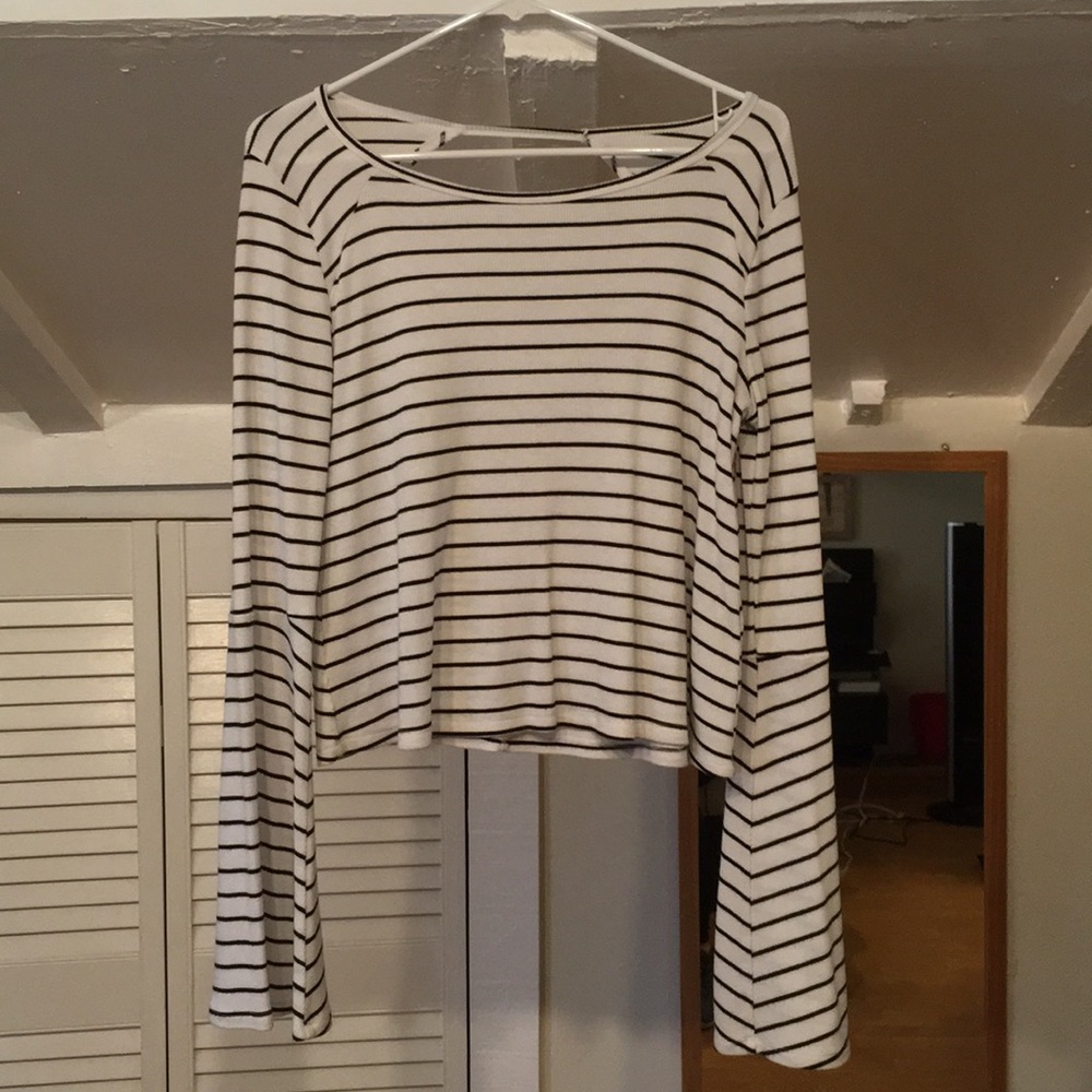 Hollister cute bell sleeve top